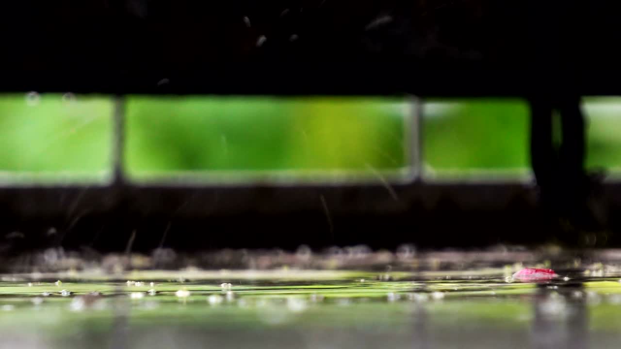 밖에서 비가 내리고 있습니다. 방울이 대리석 표면에 있는 웅이에서 부서지고, 오디오가 포함된 시네마티프 도프