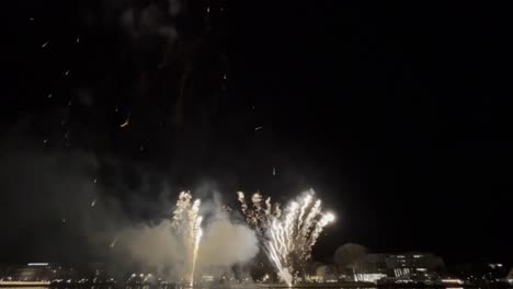 Feuerwerkshintergrund,-Leuchtendes-Feuerwerk-Mit-Bokeh-Lichtern-Am-Nachthimmel