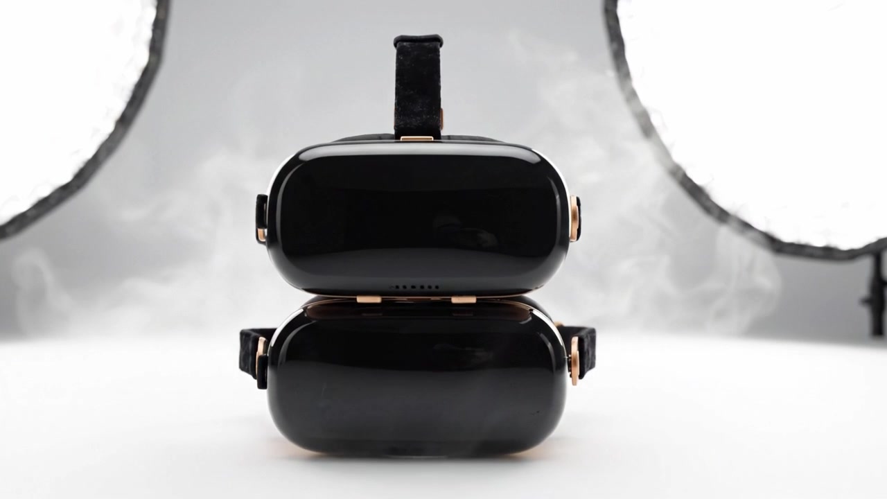 Un'immagine mozzafiato di eleganti visori neri per la realtà virtuale su uno sfondo etereo, che evidenzia l'eleganza della tecnologia moderna e l'innovazione del design.