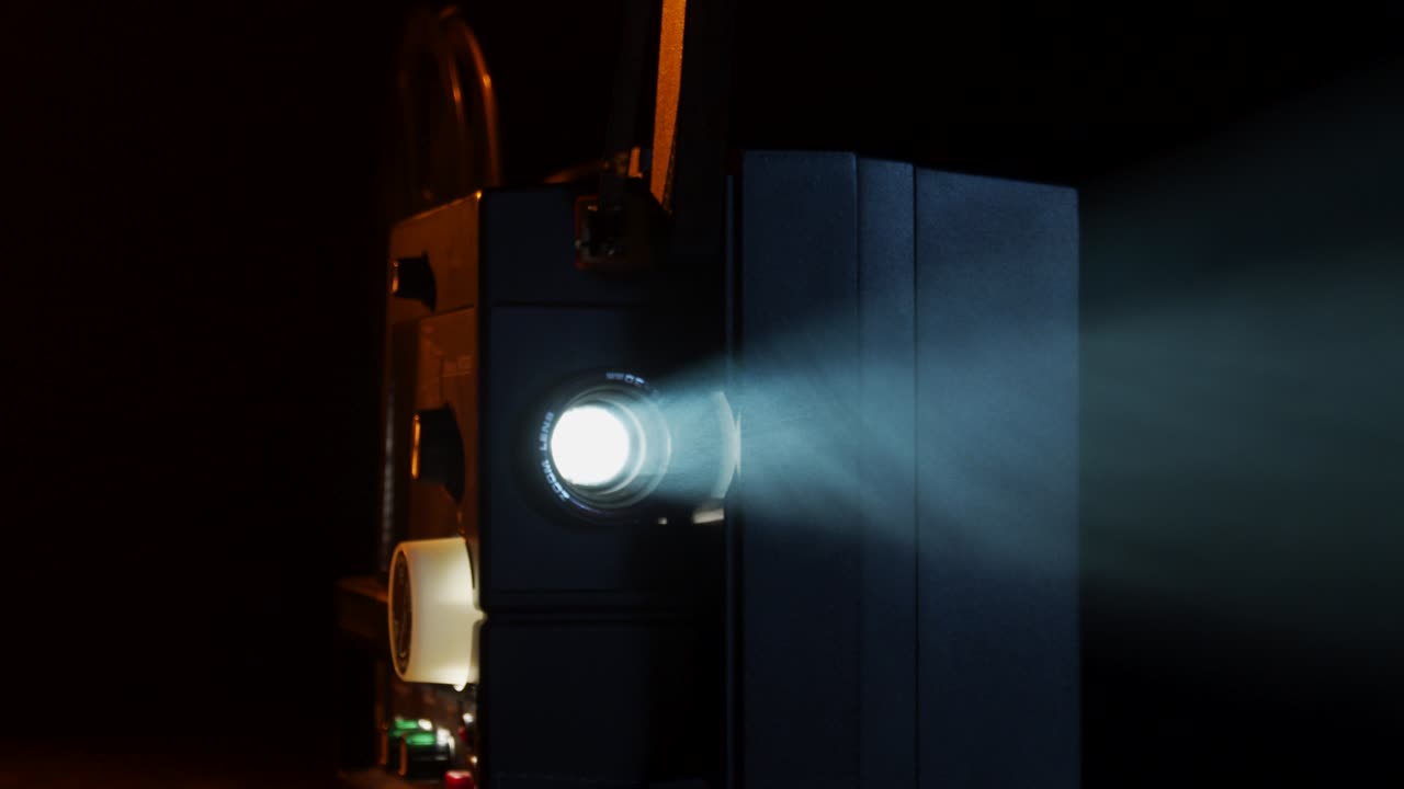 el proyector de películas super-8 muestra viejas películas caseras en una habitación llena de humo