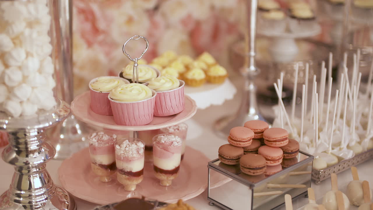 다양한 케이크와 캔디가 있는 귀여운 캔디바 웨딩 캔디바 3