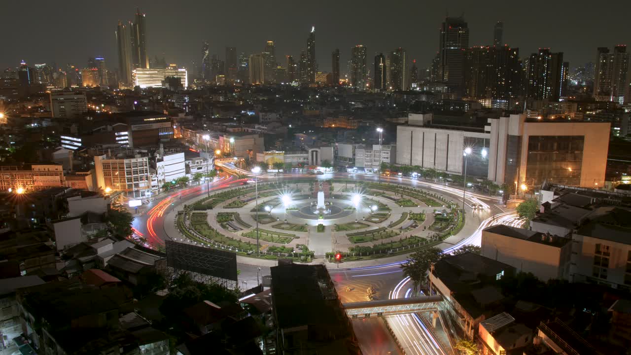 wongwian yai, lapso de tiempo nocturno del horizonte de bangkok y la rotonda de wong wian yai