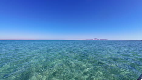 Paisaje-De-Vacaciones-Tropicales-De-Maldivas-Con-Aguas-Cristalinas-De-Color-Turquesa-Y-Cielo-Azul-Arriba