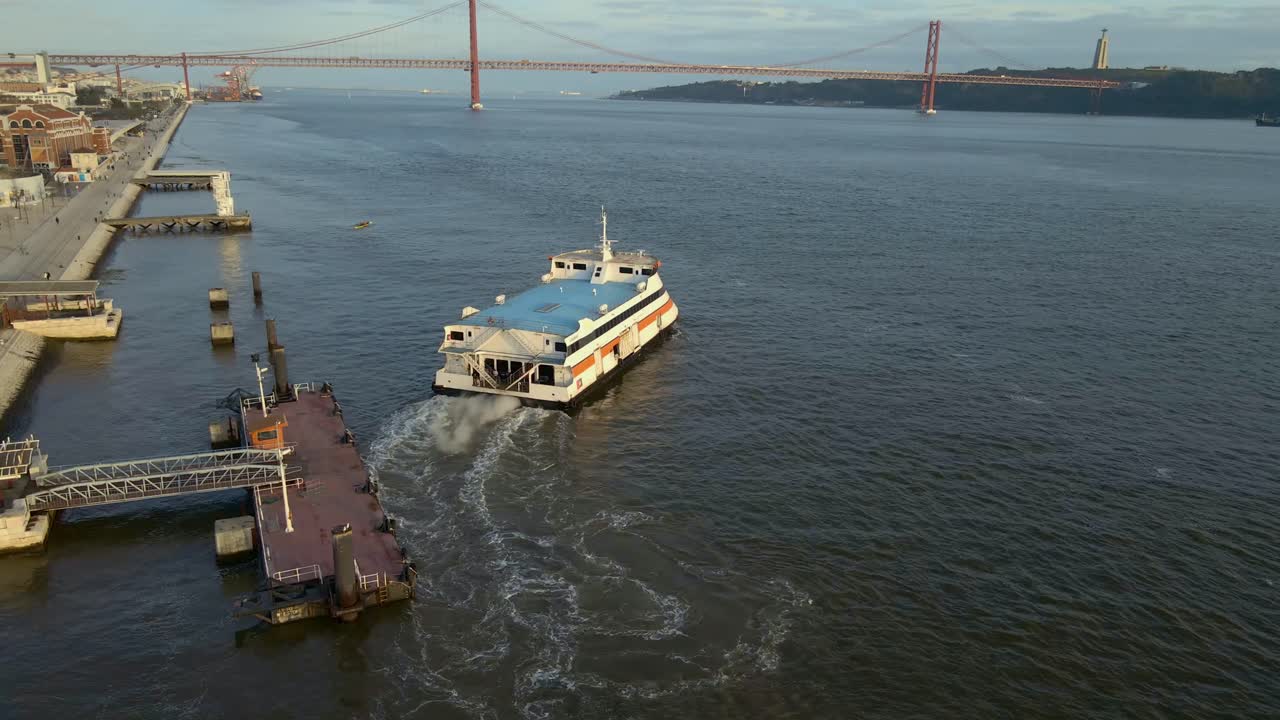 un barco en el río tajo en lisboa, portugal, filmado con un avión no tripulado durante la puesta de sol