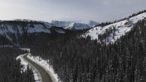 Luftaufnahmen-Von-Kurvenreichen-Straßen-In-Den-Colorado-Rocky-Mountains