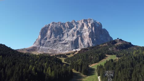 Vista-Aérea-De-Sassolungo,-Una-Gran-Montaña-En-El-Valle-De-Val-Gardena-En-El-Sur-Del-Tirol-En-Los-Alpes-Italianos