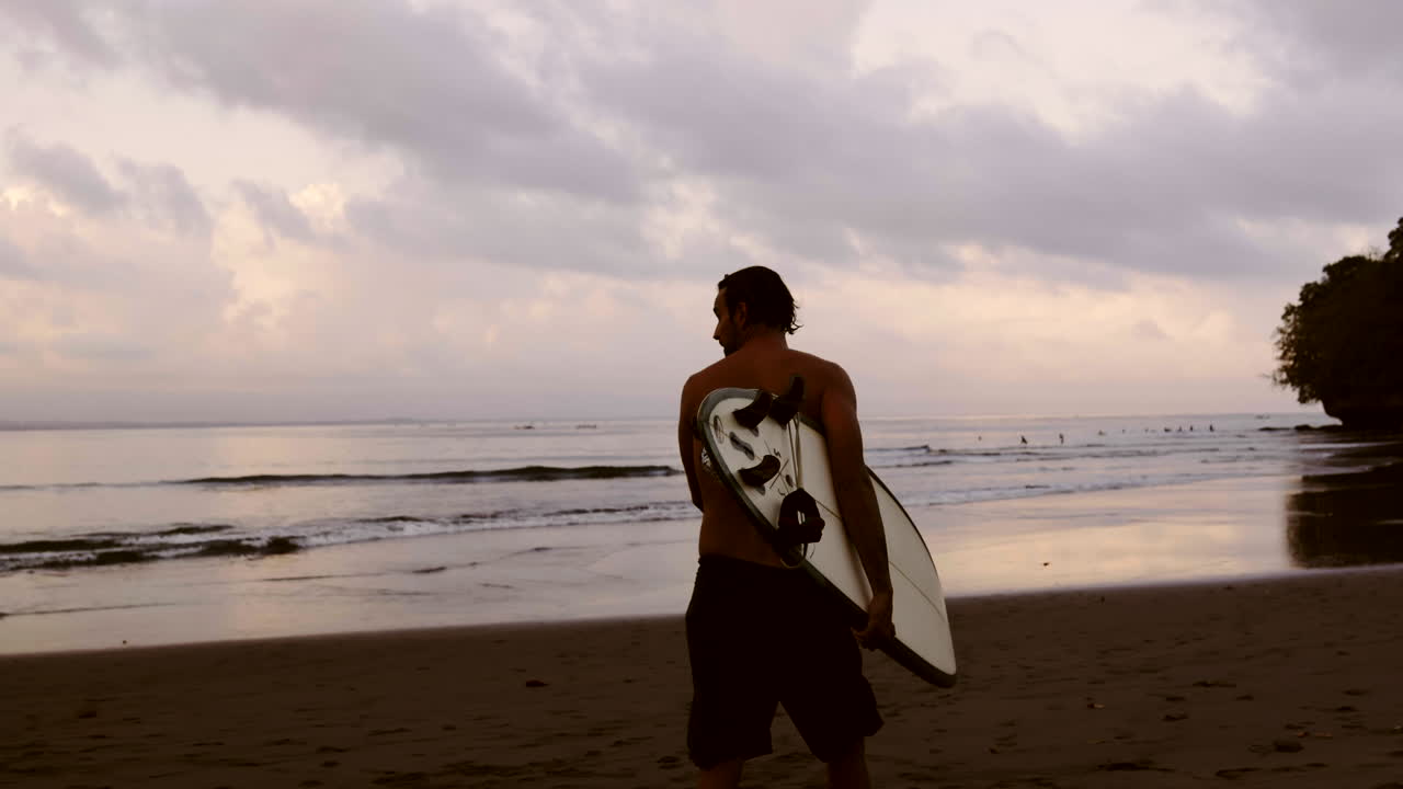 surfista en la playa del atardecer