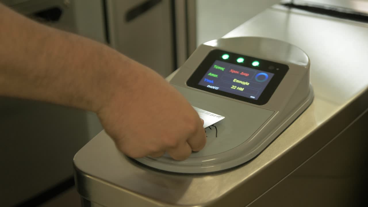 viajero del metro tocando la tarjeta de metro sin contacto