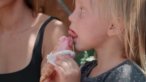 un niño adorable comiendo helado