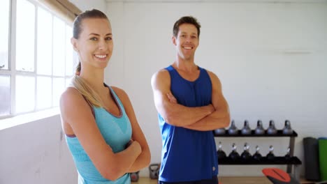 uomo e donna con le mani incrociate sorridendo in palestra 4k