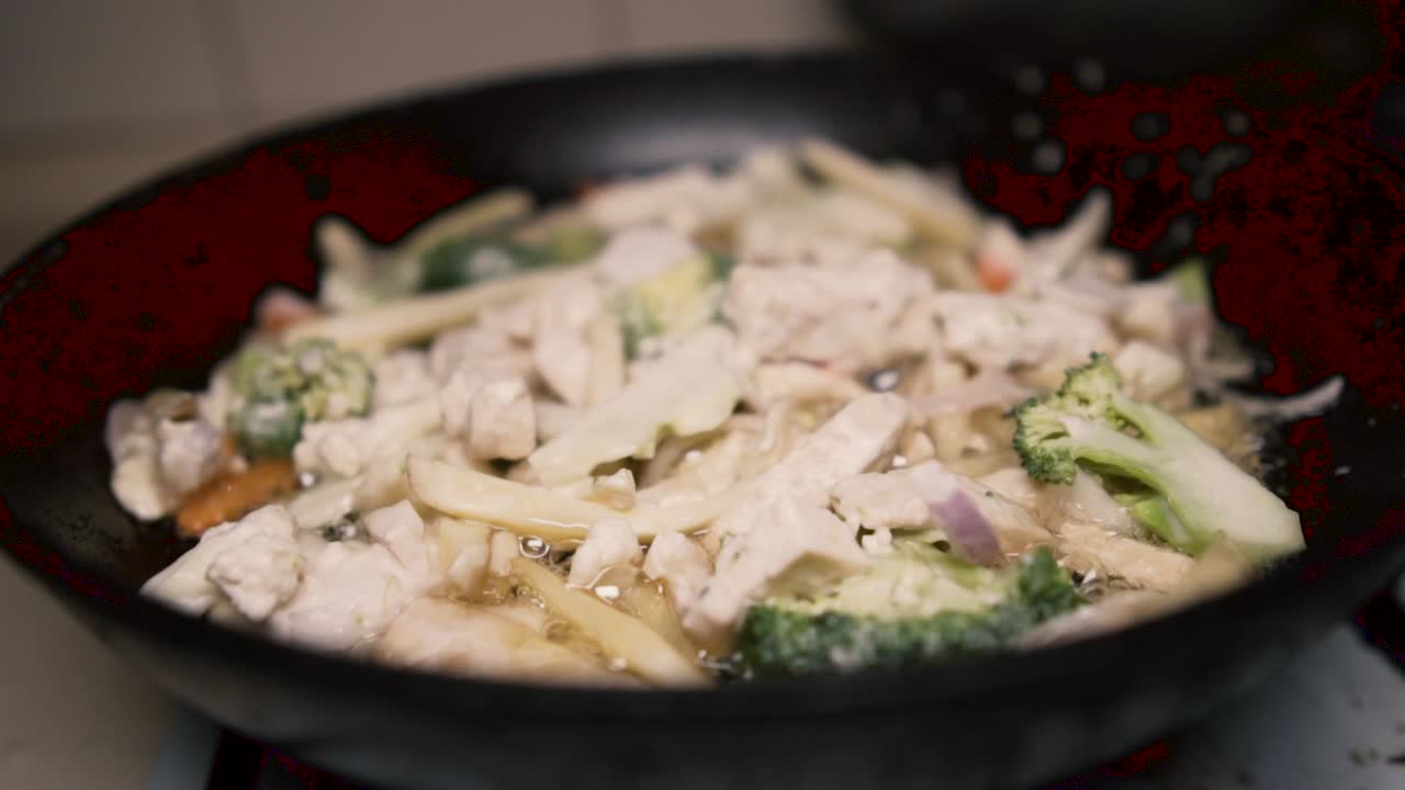 뜨거운 팬 슬로우 모션으로 요리하는 비건 바삭바삭한 튀긴 메들리