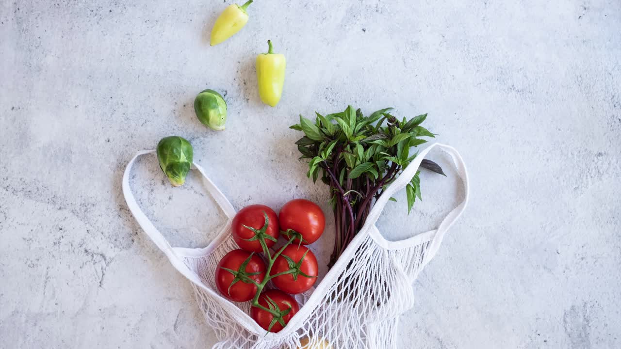 la recolección de productos veganos de comestibles en la bolsa reutilizable con la interfaz de pantalla verde del teléfono móvil en el diseño de colocación plana. compras en línea de verduras frescas y comercio electrónico. video de movimiento de parada