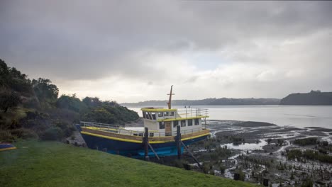 Timelapse-De-Un-Barco-Solitario-En-La-Costa-De-Castro,-Archipiélago-De-Chiloé