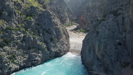 Schöner-4k-drohnenblick-Auf-Die-Bucht-Sa-Calobra-Auf-Mallorca---Goldenes-Licht-Mit-Blauem-Wasser---Paradies,-Touristensehenswürdigkeit---Epische-Berglandschaft-Serra-De-Tramuntana-Auf-Den-Balearen