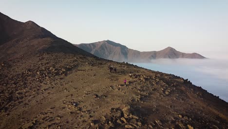 Un-Grupo-De-Excursionistas-Disparó-Desde-Un-Dron-En-Las-Colinas-Sobre-Las-Nubes-En-El-Desierto-Peruano