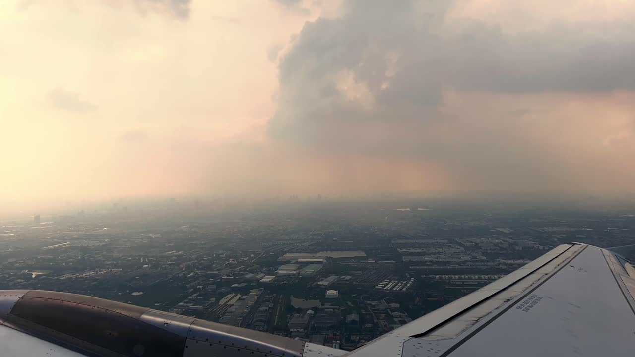 vista exterior de un avión que vuela sobre bangkok