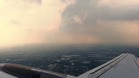 Blick-Nach-Draußen-Auf-Ein-Flugzeug,-Das-über-Bangkok-Fliegt