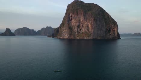 vista aérea de islas deshabitadas aisladas en el achipelago de el nido, palawan, filipinas