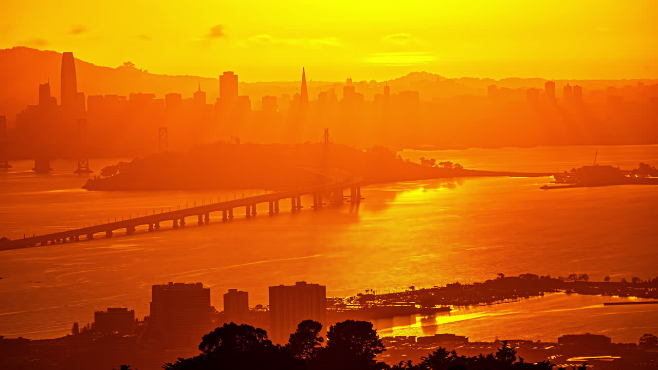 오클랜드와 샌프란시스코 사이의 베이 브리지 (bay bridge) 의 골든 선 타임스 (golden sunset timelapse)