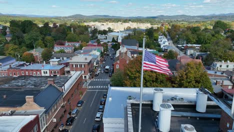 Luftfliege-Mit-Amerikanischer-Flagge-In-Lexington,-Virginia