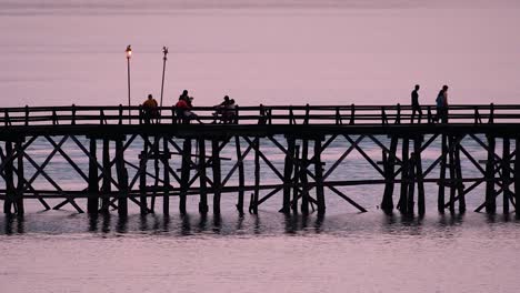 El-Puente-Mon-Es-Un-Antiguo-Puente-De-Madera-Ubicado-En-Sangkla,-Tailandia