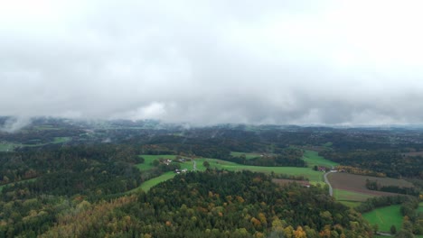 Vista-Aérea-Del-Paisaje-Rural-Con-Bosques-Otoñales-Y-Niebla-Por-La-Mañana---Disparo-De-Drones