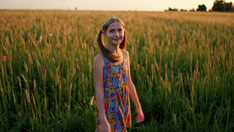 mädchen auf einem feld bei sonnenuntergang