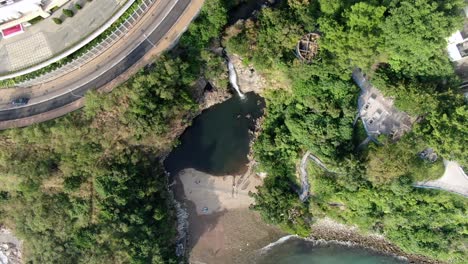 Corriente-Que-Fluye-De-La-Bahía-De-La-Cascada-En-Pok-Fu-Lam,-Hong-Kong,-Vista-Aérea