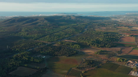 Gran-Vista-Aérea-De-Un-Paisaje-Mediterráneo-Francia-Mar-Bosque-Y-Viñedos