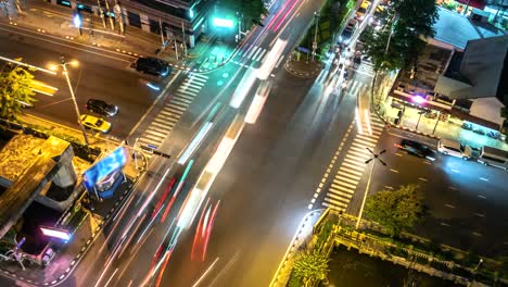 tráfico de 4k.time lapse en la intersección de bangkok, tailandia