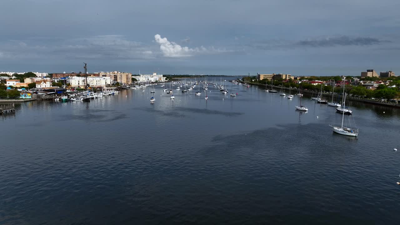 взгляд с воздуха на залив шепшид, бруклин в нью-йорке в прекрасный день