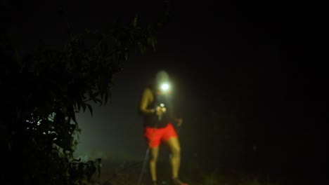 Solo-Trailrunner-Bei-Nacht