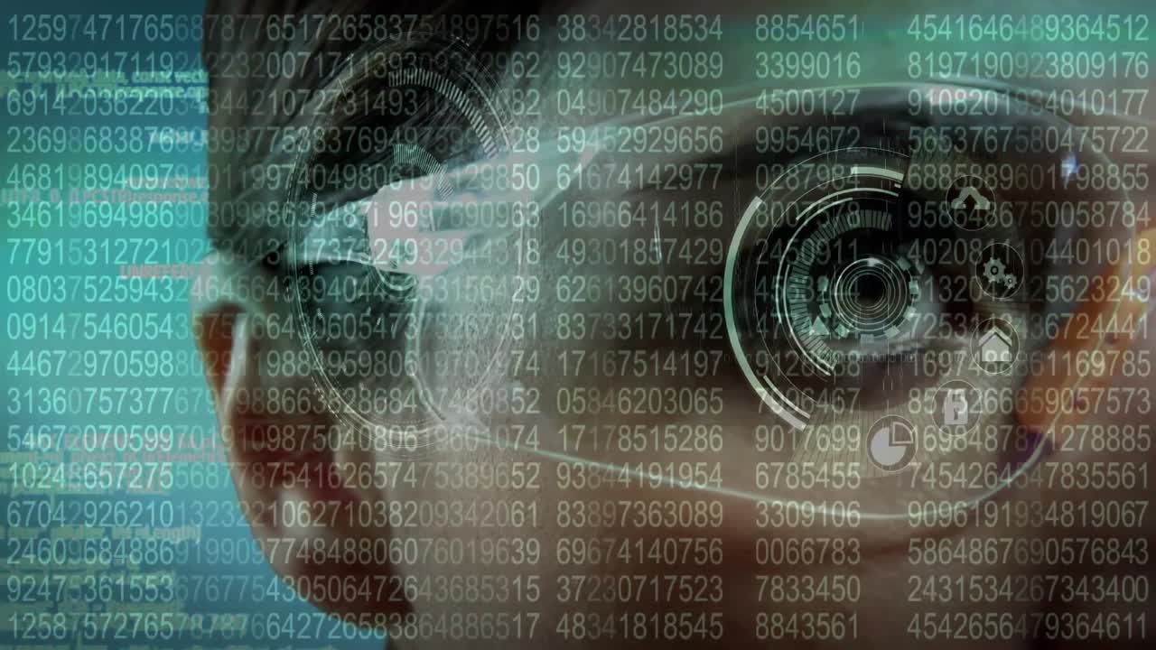 donna che indossa occhiali digitali con dati digitali