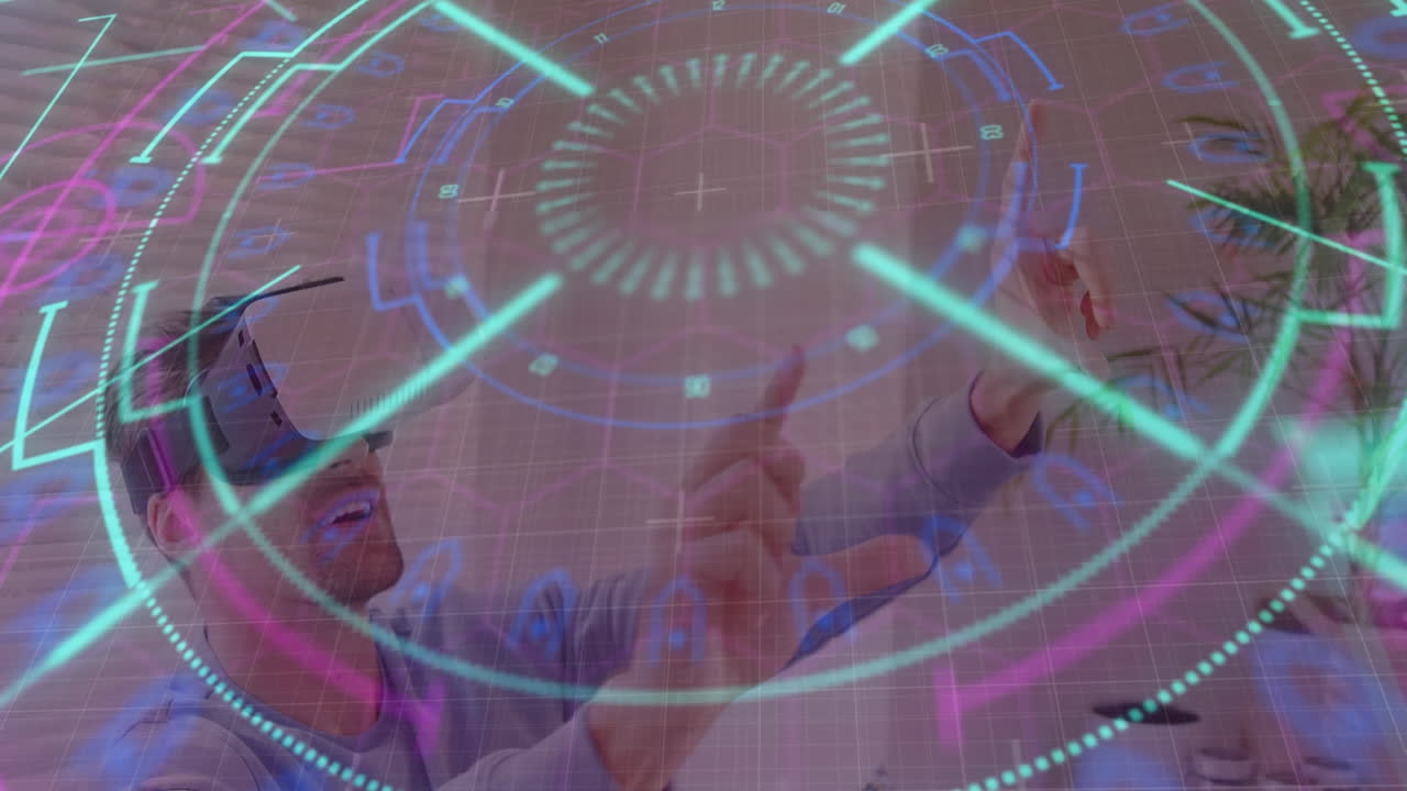 procesamiento de datos y escaneo de alcance sobre hombre caucásico gestando mientras usa auriculares vr en casa