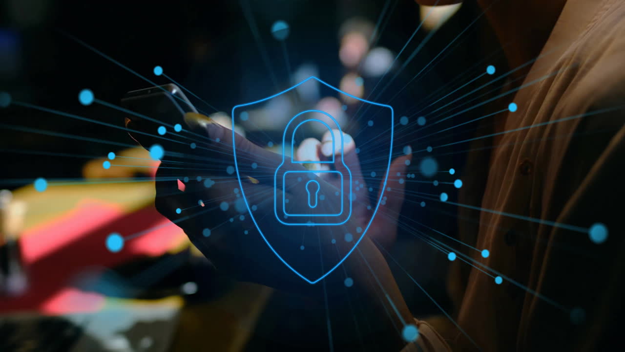 animación de un candado en el escudo sobre una mujer biracial que se desplaza por el teléfono inteligente