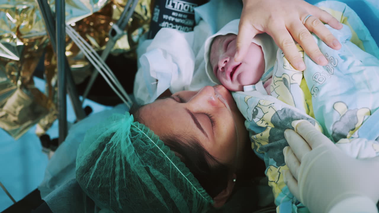 bebé recién nacido en manos de la madre en el hospital