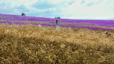 Mujer-Caminando-Por-El-Sendero-De-La-Montaña-En-Un-Día-Soleado-De-Verano,-Concepto-De-Aventura-Natural,-Viajes-Al-Aire-Libre