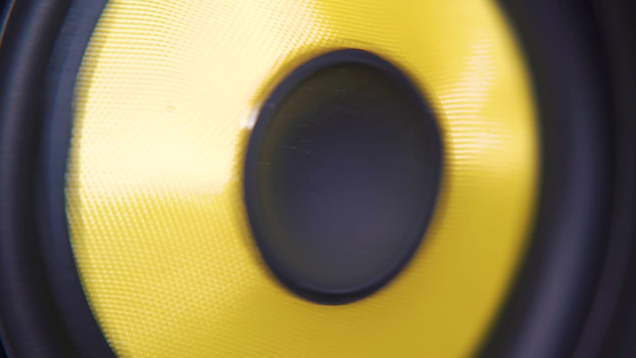 노란색 비트에 따라 진동하는 스피커