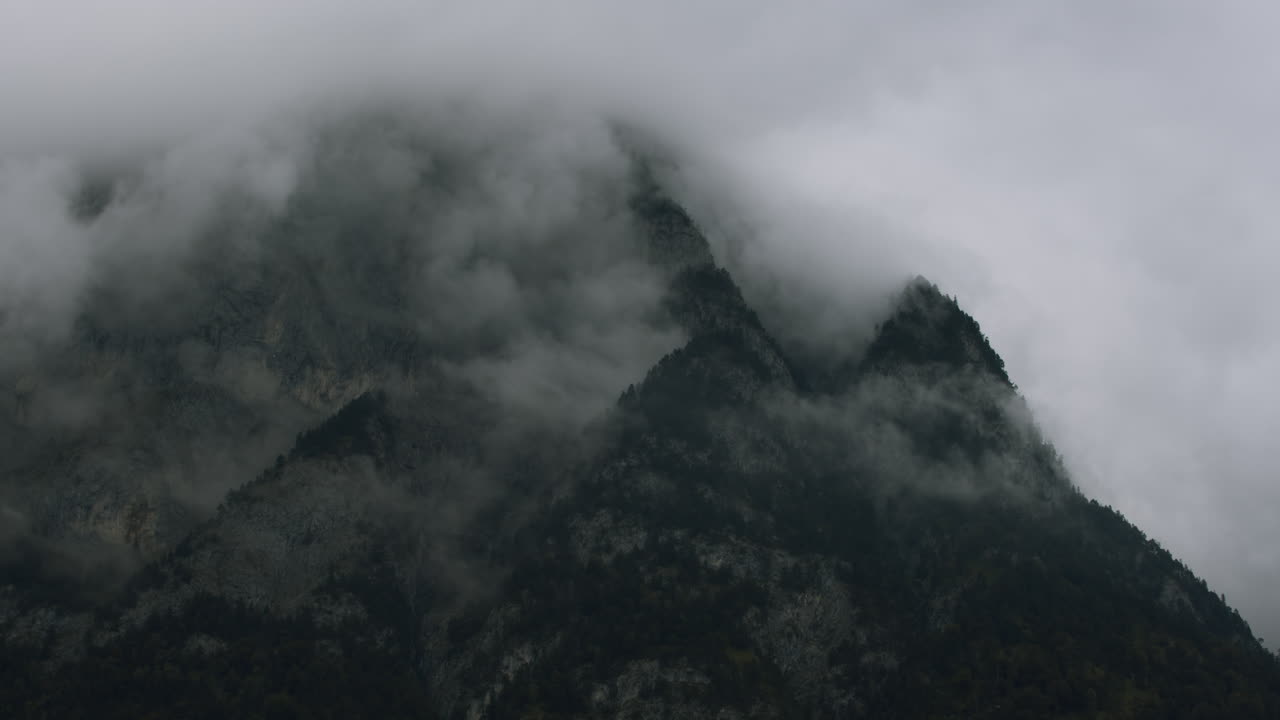 산꼭대기 안개를 감싸고