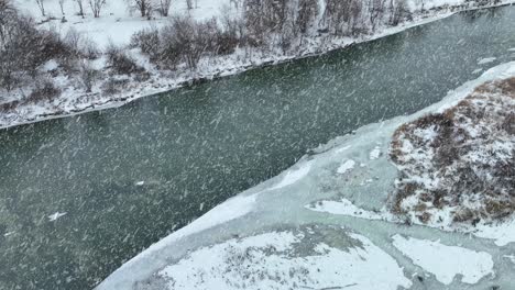 Snow-falling-on-the-Yakima-River-in-Washington-State