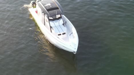 Luxus-motorboote,-Die-Auf-Einem-Ruhigen-Ozean-Schwimmen,-Mit-Touristen-An-Bord