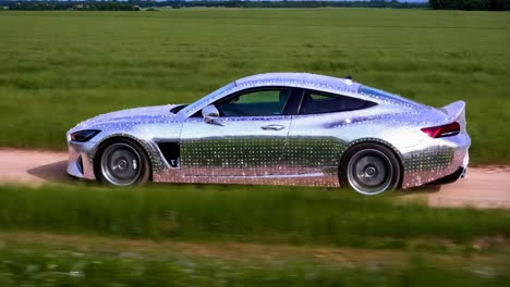 coche deportivo cubierto de diamantes en una carretera de campo
