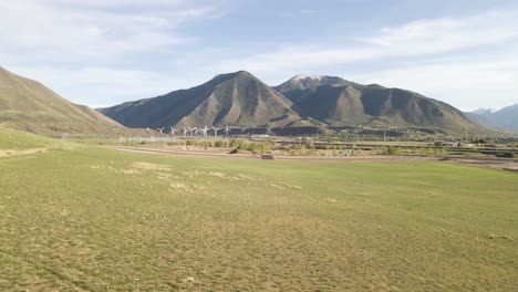 Colinas-Cubiertas-De-Hierba-Y-Turbinas-Eólicas-De-La-Cordillera-Wasatch-En-Spanish-Fork,-Utah---Antena