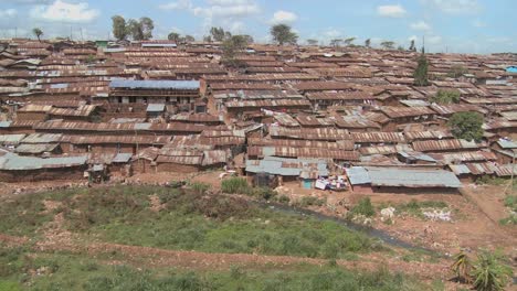 Pan-A-Través-De-Un-Tugurio-En-Nairobi,-Kenia