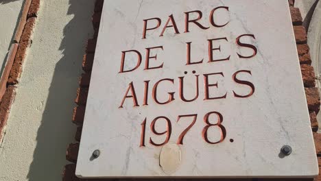 tabla de señalización en la entrada del parque de les aigues, barcelona, españa, de cerca