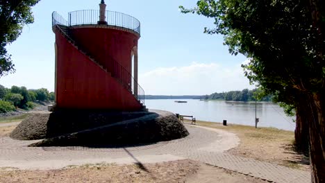 acercándose al río danubio, un paseo por baja, hungría
