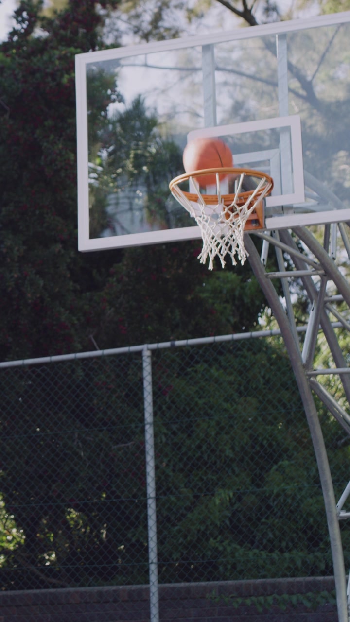 Giocatore di Basket che Sbaglia un Tiro in un Campo All'aperto