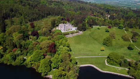 Hermosa-Toma-De-Drones-Del-Castillo-De-Castlewellan-Viniendo-Sobre-El-Lago-Castlewellan