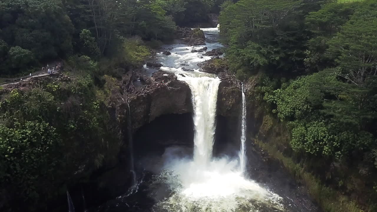 toma aérea de las cataratas del arco iris y la naturaleza verde en hawaii