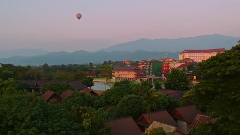 globo aerostático volando sobre el campo montañoso de laos al atardecer, vista aérea